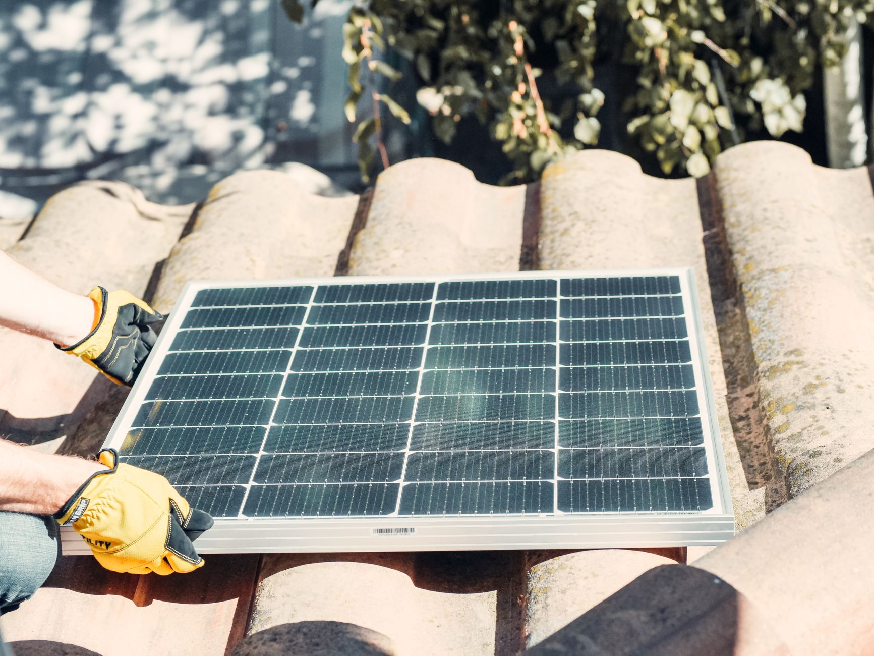 Installateur panneaux solaires équipe à Arles